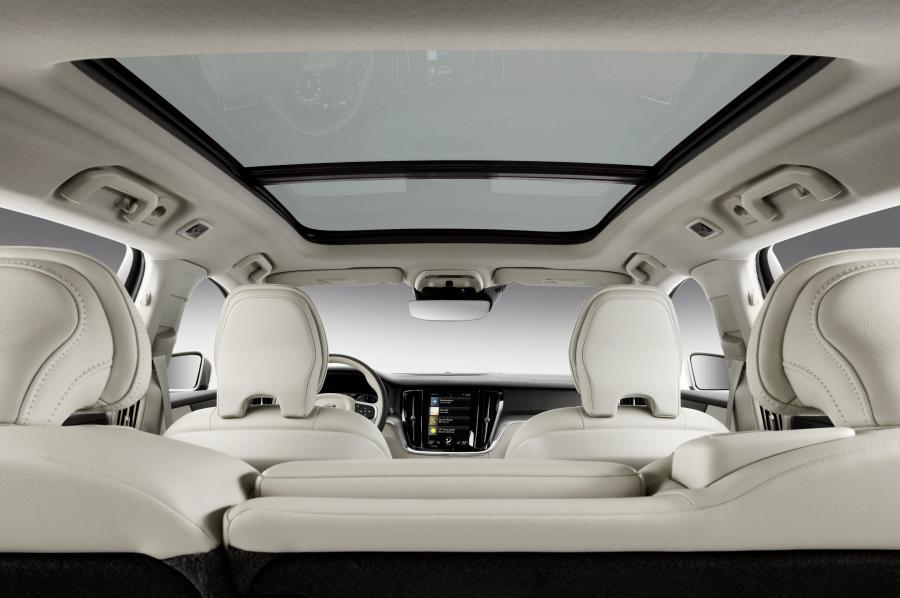 Интерьер Volvo V60 T6 Momentum 2018 года  (WW) (фото 15 из 15)